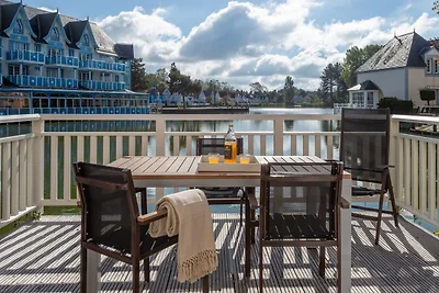 Haus mit Terrasse und Blick auf den See