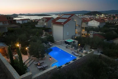 Appartamento a Murter con piscina