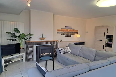 Helle Wohnung mit seitlichem Meerblick