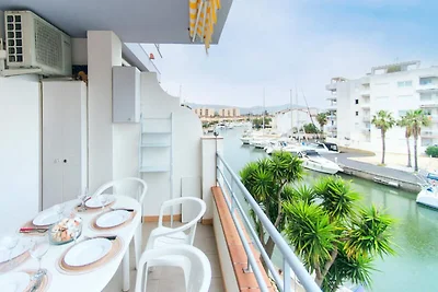 Apartment in Roses mit Blick auf den Kanal