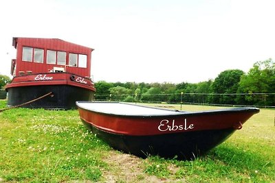 Filmschip "Pea" buitengewone woonboot aan...