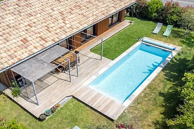 Houten huis met verwarmd zwembad