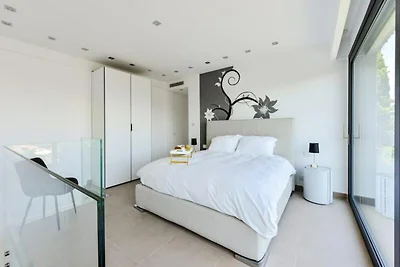 Villa in Mandelieu met verwarmd zwembad