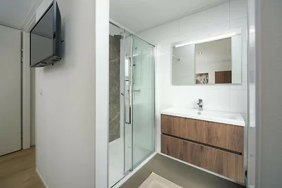 Villa am Wasser mit privater Dachterrasse