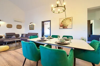 Two Bedroom Apartment with Terrace and Sea...