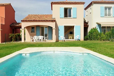 Villa estiva con terrazza o loggia, situata i...