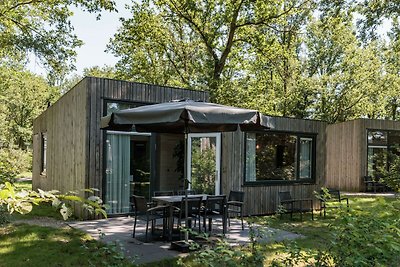 Moderne lodge met twee badkamers in een groen...