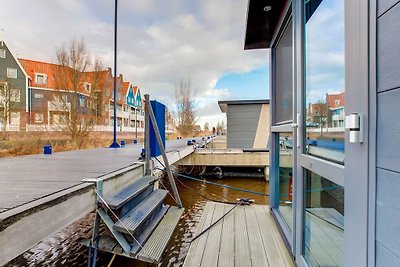 Modernes Hausboot im Yachthafen von Volendam ...