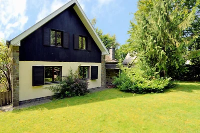 Vrijstaande, rustig gelegen woning met ruime...