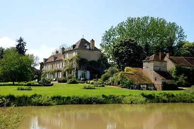Schönes Ferienhaus mit Teich in Champvert