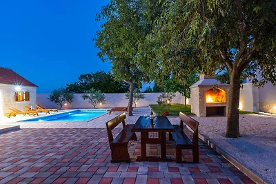 Große Villa mit Pool, ländliche Lage