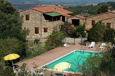 Pittoresco casale con piscina a Paciano