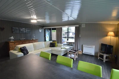Modernes Ferienhaus direkt am See gelegen