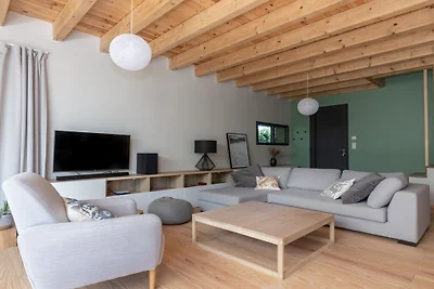 Een houten huis met bioklimaat op het...