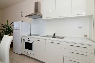 Wohnung in Ljubac mit Garten