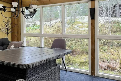 Gemütlicher Rückzugsort im Wald mit Whirlpool