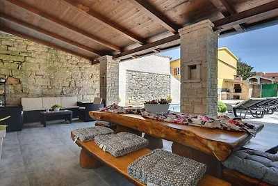 Villa in Gajana mit Schwimmbecken
