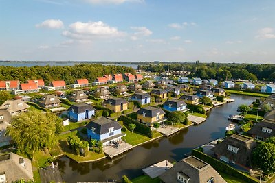 Bungalow am Wasser in einem Ferienpark