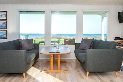 Wunderschönes Ferienhaus in Sjolund am Meer