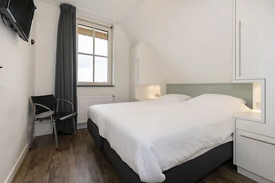 Chic Villa mit einem Kamin in Tjekemeer