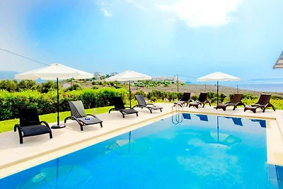 Villa auf Kreta mit Pool und Sonnenschirm
