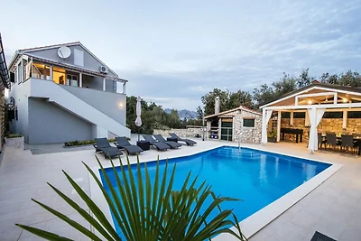 Bella casa vacanza con piscina privata a Mali...