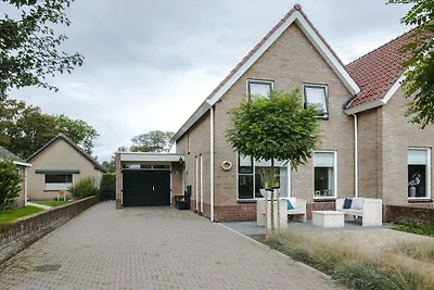 Ferienhaus in Nes mit Schwimmbecken