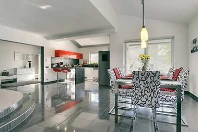 Moderne Villa in Pula mit Pool und Parkplatz