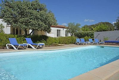 Luxuriöse Villa in Escales mit Pool