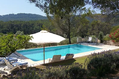 Moderne Villa mit Swimmingpool in Salernes...