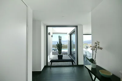 Geräumige moderne Villa mit privatem Pool