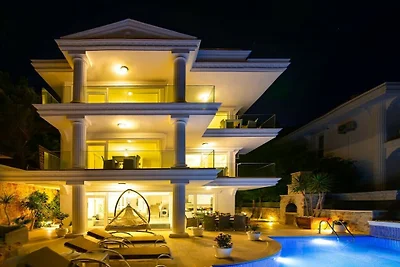 Villa in Kalkan mit Schwimmbecken
