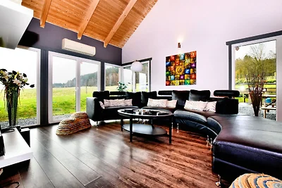 Villa mit beheiztem Außenpool und Sauna