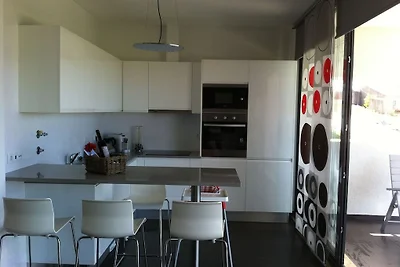 Villa moderna con bella vista, situato su un ...