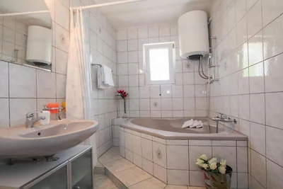 Deluxe Three Bedroom Apartment with Balcony a...