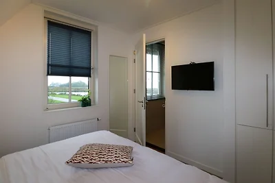 Strohgedeckte Villa mit Lounge am Wasser
