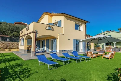 Villa in Diano Marina mit Schwimmbecken