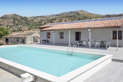 Elegante villa con piscina ai piedi dell'Etna