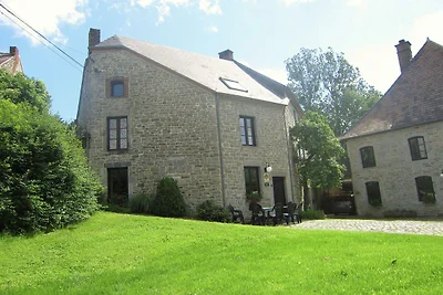 Vakantiehuis in Treignes met tuin