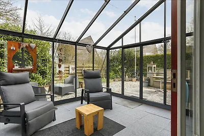 Twee vakantiehuizen tegenover elkaar