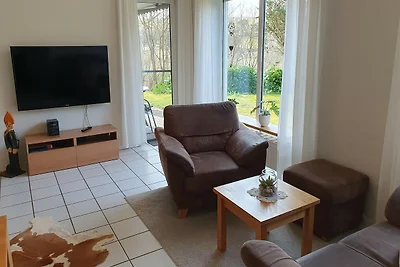 Moderne woning met tuin midden in een...