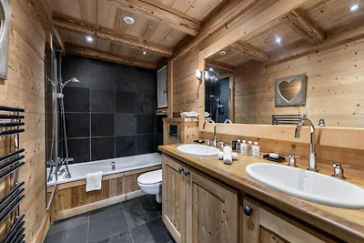Chalet in Courchevel mit Skizugang und Spa