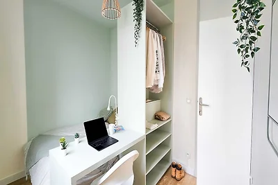 Camera accogliente in un accogliente appartam...