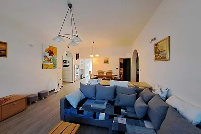 Spacious Urban Retreat Apartment with Terrace...