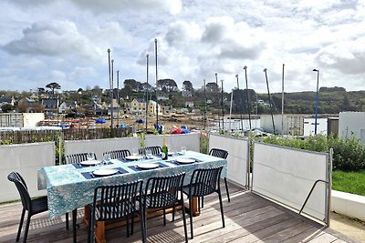 Charming Breton holiday home right by the sea...