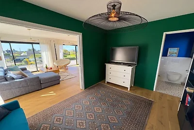 Moderne woning aan de kust met schilderachtig...