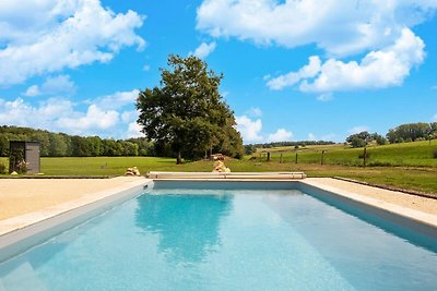 Affascinante casa con piscina a Coubejours