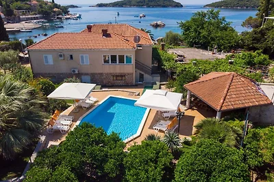 Apartment mit Terrasse und Pool