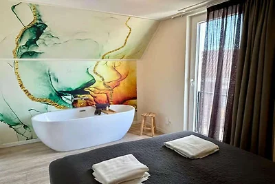 Schöne Lodge am Kirchplatz gelegen.