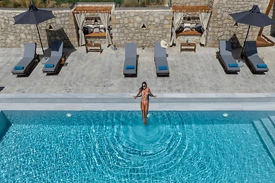 Villa Kournas para 12 huéspedes con piscina.